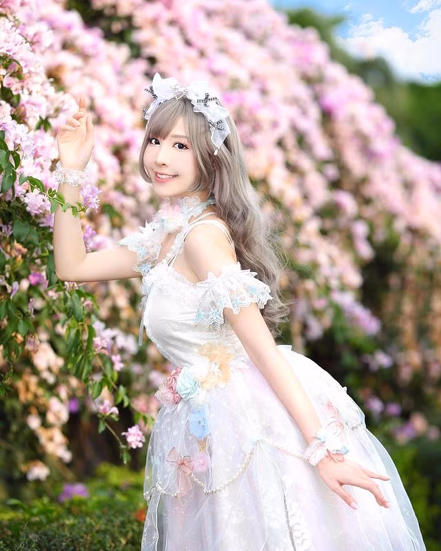 Hot girl người Đài Loan hóa thân thành công chúa xứ hoa trong bộ trang phục cosplay.