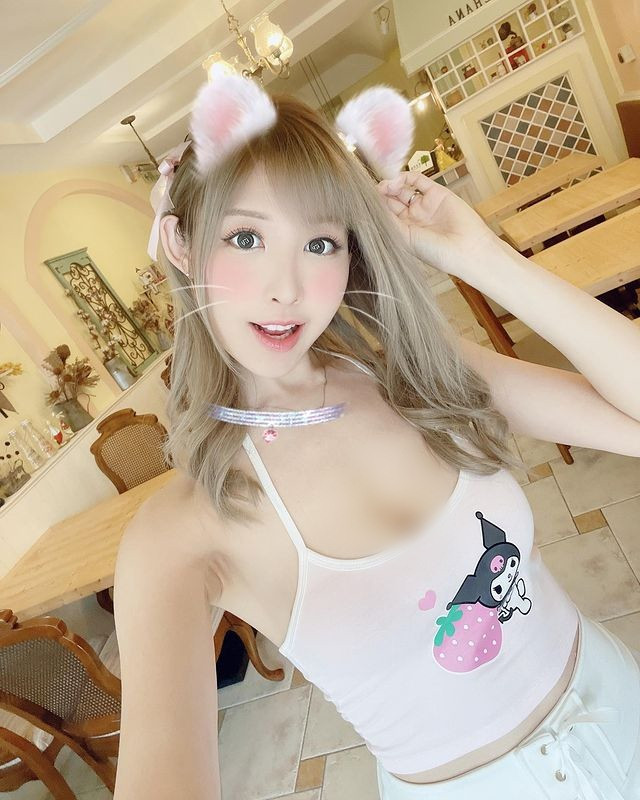 Gần một tháng nay, dịch Covid-19 bùng nổ mạnh mẽ ở Đài Loan, toàn bộ các hoạt động giải trí đều bị cấm triệt để, Chu Chỉ Huyền phải ở nhà. Lo sợ béo hơn, cô nàng chăm chỉ tập luyện và đăng ảnh mình diện đồ tập tại nhà.