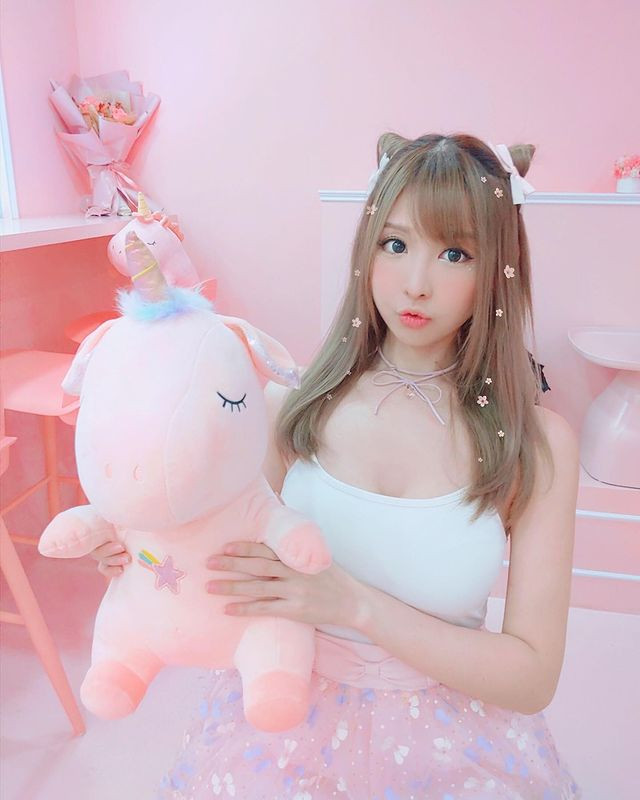 Bức ảnh xinh đẹp như nhân vật truyện tranh của hot girl nhận được cả trăm ngàn lượt yêu thích và chia sẻ.