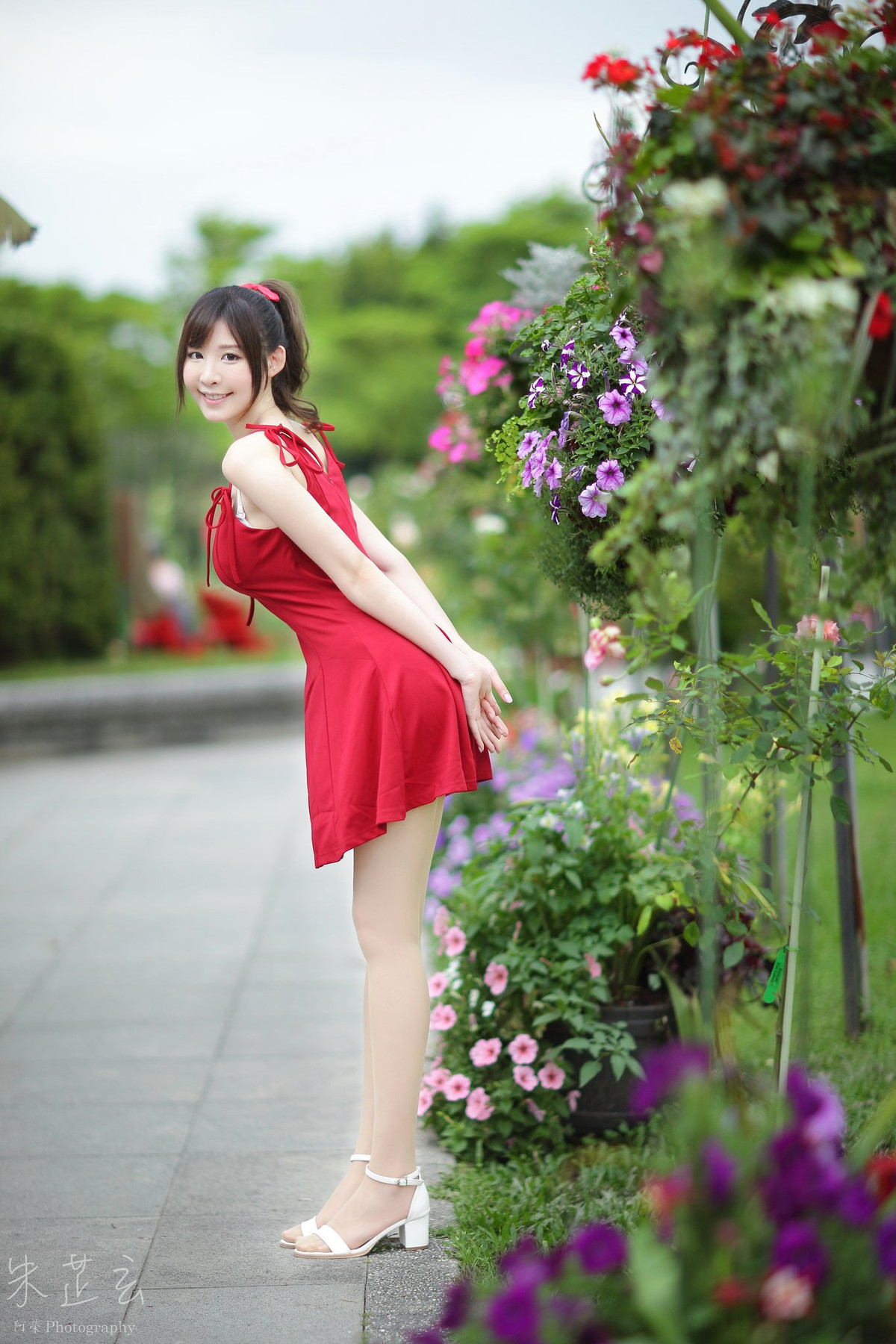 Chiếc váy màu đỏ giúp Chu Chỉ Huyền khoe trọng thân hình vạn người mê của mình.