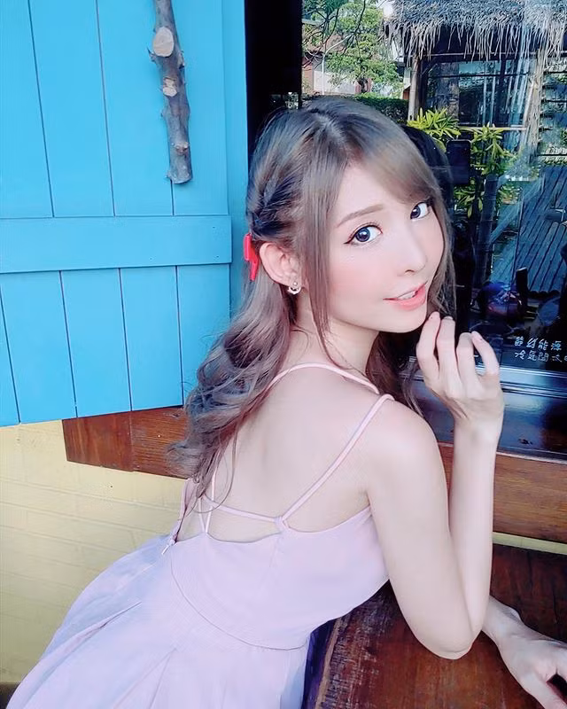 Cô nàng cũng thường diện những bộ váy trẻ trung, khiến bản thân hệt như một nàng búp bê sống.