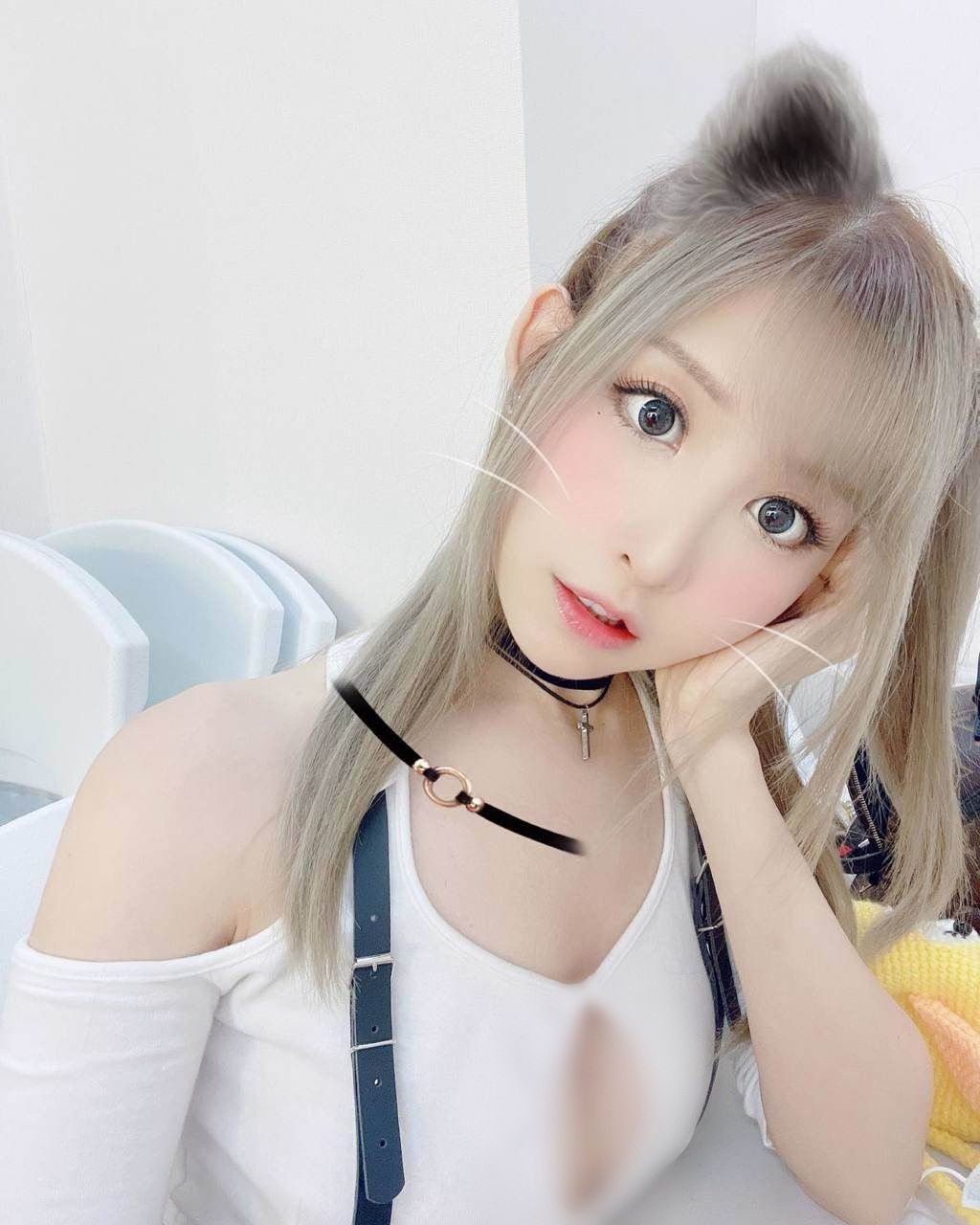 Tuy nhiên, dịch bệnh kéo dài nên hot girl chỉ có thể tự tập với một số dụng cơ đơn giản ở nhà.