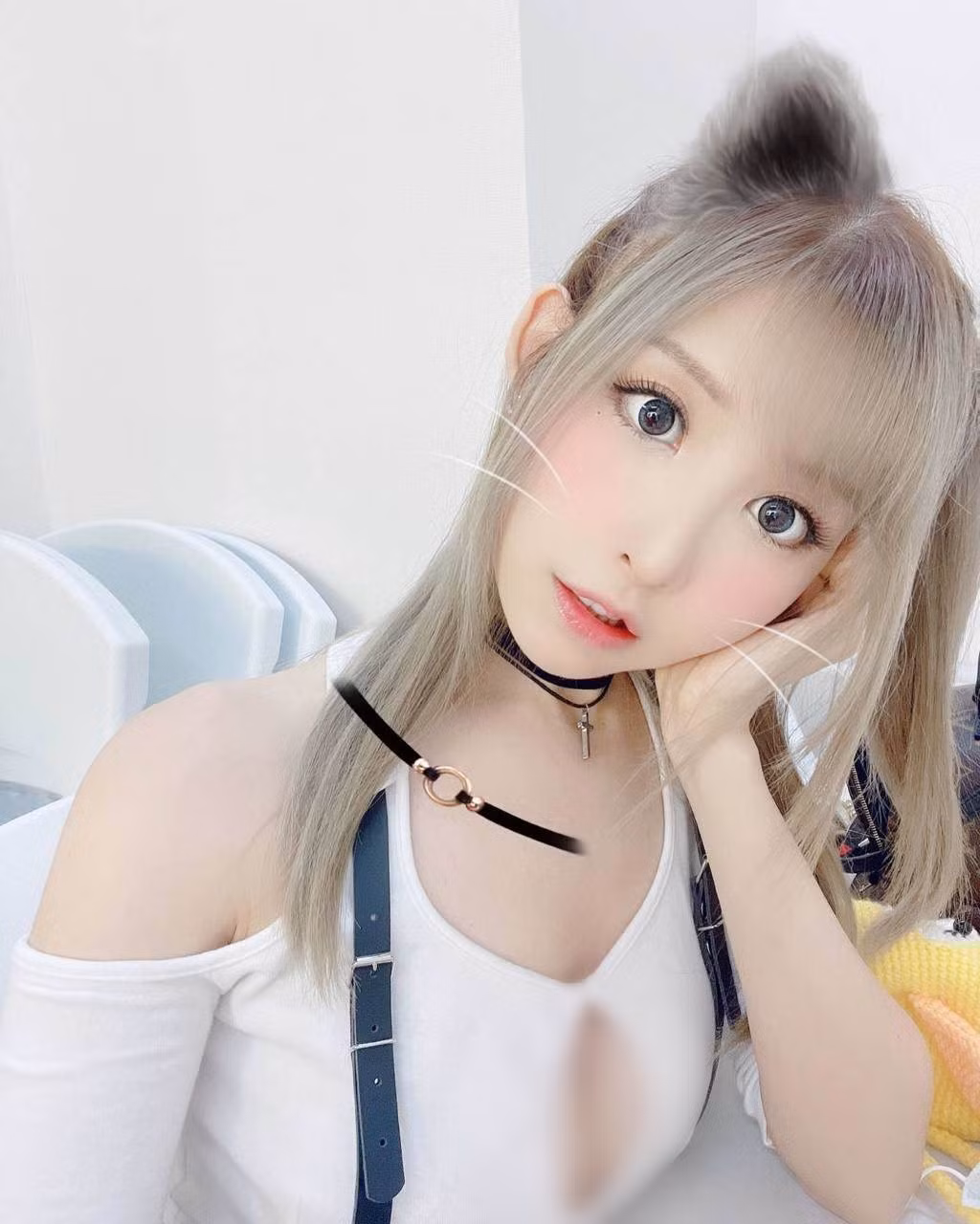 Tuy nhiên, dịch bệnh kéo dài nên hot girl chỉ có thể tự tập với một số dụng cơ đơn giản ở nhà.