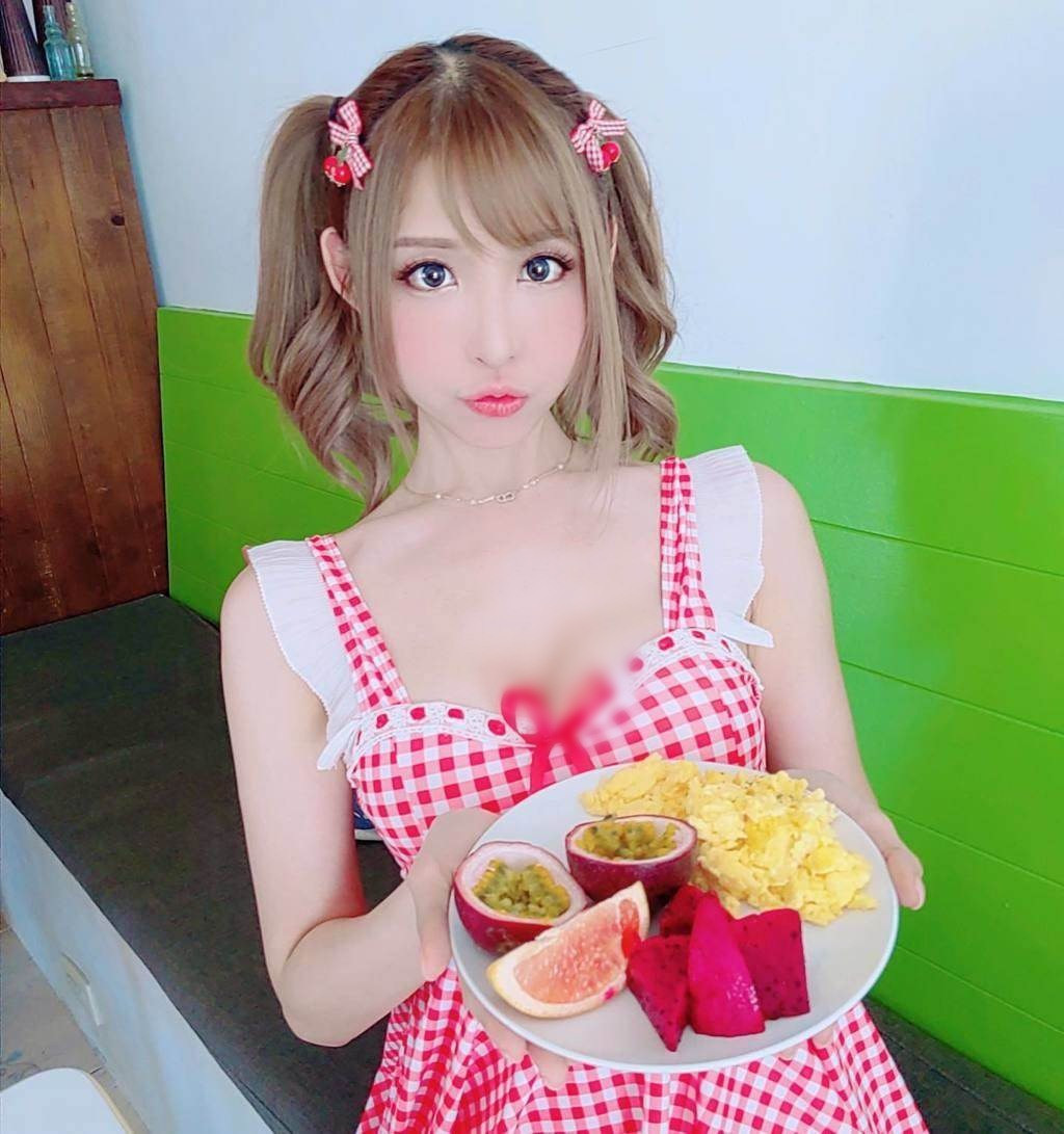 Sở hữu "khuôn mặt thiên thần, dáng hình yêu nữ", hot girl Chu Chỉ Huyền, người Đài Loan rất nổi tiếng bởi vẻ đẹp như búp bê của mình. Nhiều người tán dương nhan sắc của Chu Chỉ Huyền và cho rằng hiếm có hot girl nào có vẻ đẹp như cô.