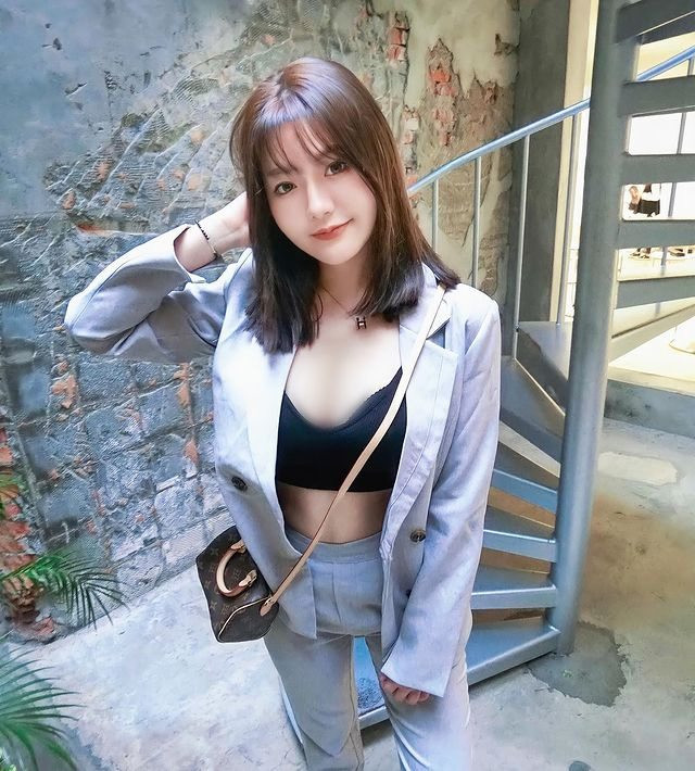 Vốn nổi tiếng là hot girl gợi cảm, July Chiu không bao giờ ngần ngại những set đồ hở bạo. Ngay cả khi mặc vest, cô nàng vẫn khoe được eo thon, ngực khủng.