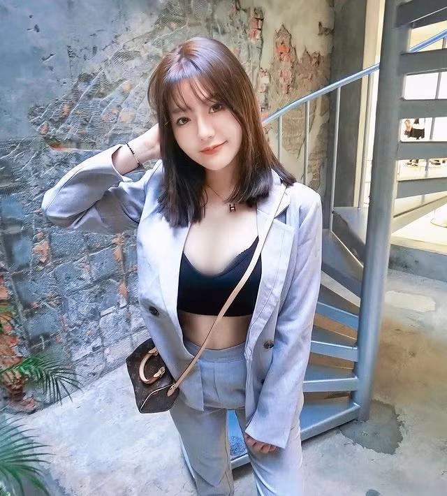 Vốn nổi tiếng là hot girl gợi cảm, July Chiu không bao giờ ngần ngại những set đồ hở bạo. Ngay cả khi mặc vest, cô nàng vẫn khoe được eo thon, ngực khủng.