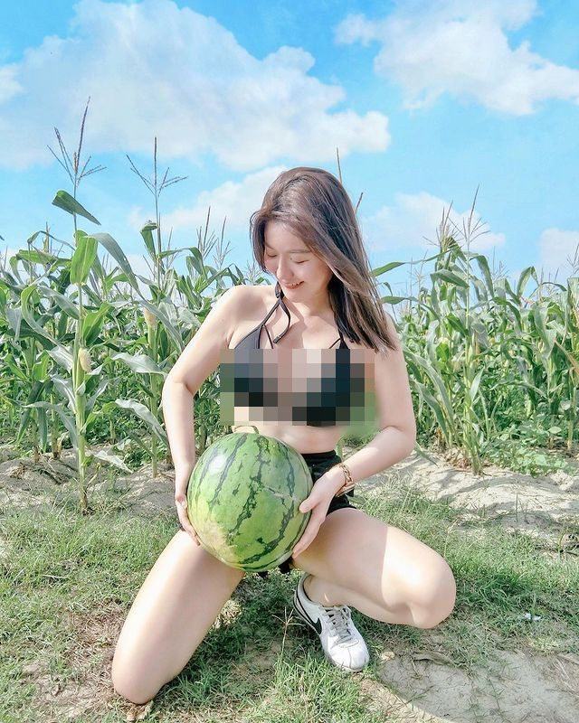 Khi về quê, July Chiu cũng không quên làm nóng trang Instagram cá nhân có hơn 200.000 người hâm mộ của mình bằng những bức ảnh diện bikini tạo dáng cùng dưa hấu ở vườn ngô.