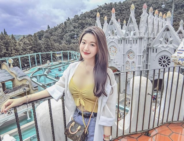 Judy Chiu là một nữ người mẫu thuộc công ty JFK đồng thời, cô nàng cũng là nhân viên bán hàng tại một siêu thị ở Đài Loan. Với nụ cười tươi tắn, khuôn mặt xinh đẹp và thân hình bốc lửa, Judy Chiu được xe làm "nữ nhân viên bán hàng xinh đẹp nhất Đài Loan".