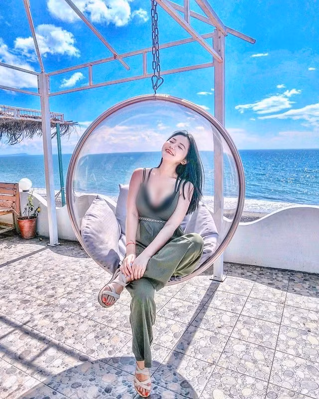 Khi đi du lịch, July Chiu thường xuyên chọn những set đồ trẻ trung, hấp dẫn, có thể tôn lên được tối đa lợi thế hình thể của mình.