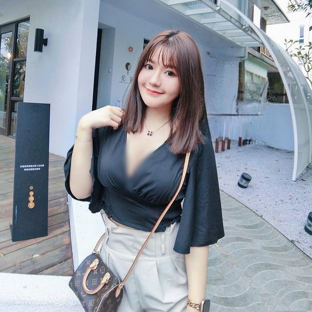 July Chiu được đánh giá là cô gái năng động, dù làm bất cứ việc gì cũng dốc tâm, dốc sức, rất nghiêm túc.