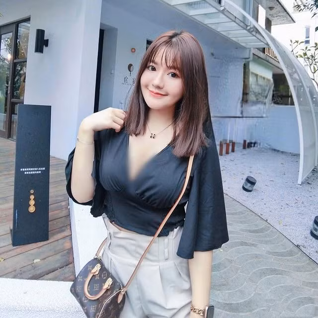 July Chiu được đánh giá là cô gái năng động, dù làm bất cứ việc gì cũng dốc tâm, dốc sức, rất nghiêm túc.