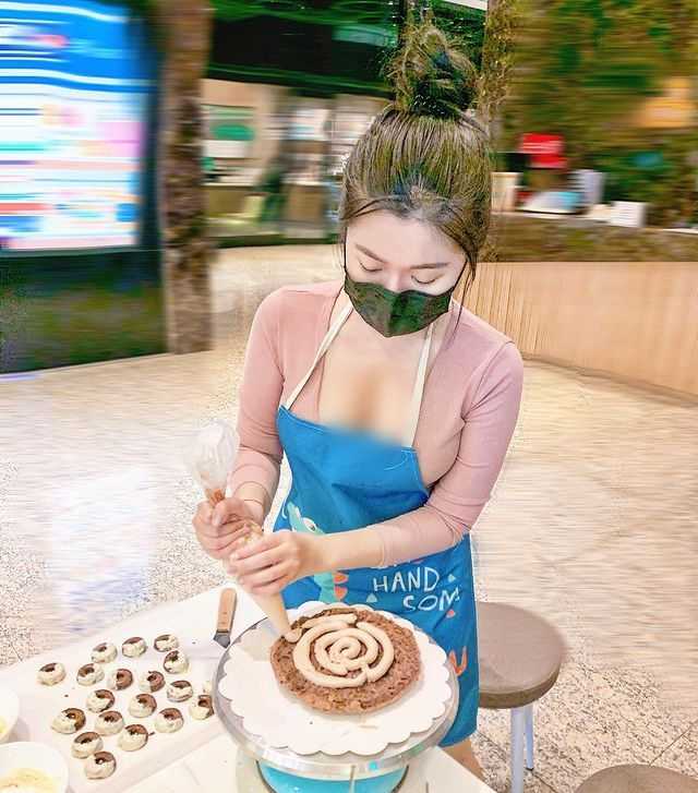 Khi làm việc, July Chiu cũng táo bạo khoe đường cong cơ thể bằng trang phục bó sát, khoét sâu. Ngay cả chiếc tạp dề cũng không che giấu được vẻ gợi cảm của hot girl.