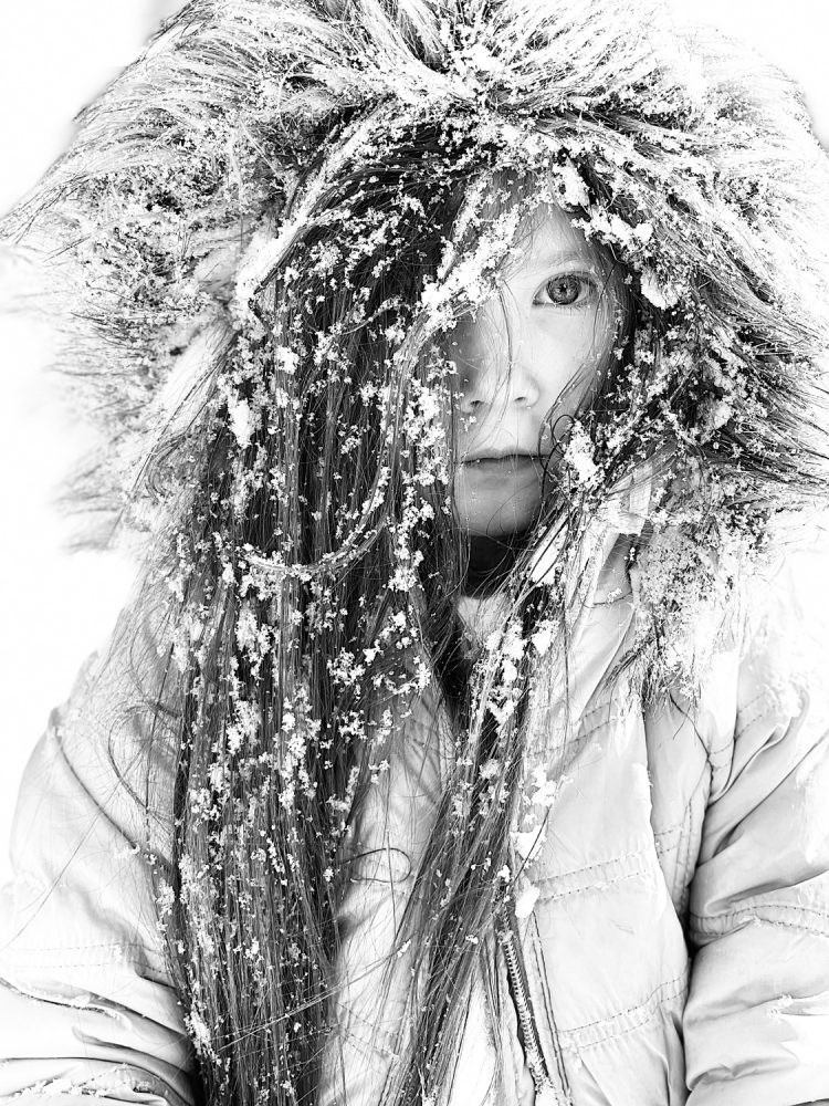 iPhone 12 Pro chiến thắng ở hạng mục Ảnh chân dung với tác phẩm Untitled của Krysten Crabtree (Mỹ). Bức ảnh trắng đen chụp bé gái phủ đầy tuyết tại Ohio. Chụp ảnh chân dung là một trong những tính năng quan trọng trên iPhone, được Apple tối ưu qua từng thế hệ.