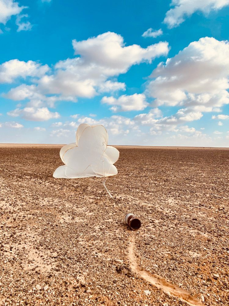 iPhone 11 có chiến thắng ở hạng mục Môi trường. Tác phẩm mang tên Clouds của tác giả Einat Shteckler, người Israel, chụp khung cảnh sa mạc khô cằn, bầu trời trong xanh với những cụm mây trắng, có một chiếc dù đồ chơi kéo lê chiếc lon cũ sét trên mặt đất.