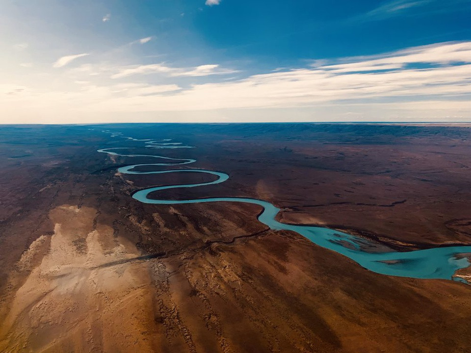 Bức ảnh chụp sông Parana, Argentina từ trên cao của tác giả Lizhi Wang (Mỹ) đứng đầu hạng mục Phong cảnh. Tác phẩm này được thực hiện bằng iPhone XR, thiết bị giá rẻ, chỉ có một camera chính nhưng nhận rất nhiều lời khen từ khi ra mắt.