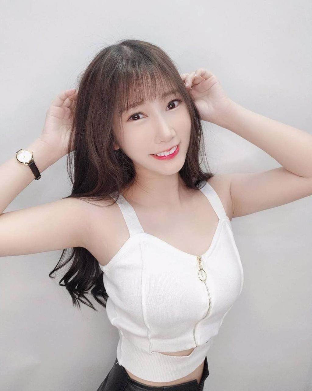 Hoàng Ngọc Văn, nickname là Hựu Hựu là một trong những mẫu nữ khá nổi tiếng trực thuộc công ty JFK chi nhánh Đài Loan. Sở hữu thân hình nóng bỏng, Hựu Hựu thu hút hàng trăm ngàn người yêu thích, hâm mộ.