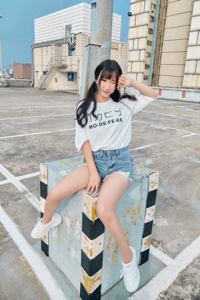 Ngoài đời, Hựu Hựu ưa thích những bộ trang phục trẻ trung, năng động nhưng vẫn tôn lên được nét xinh đẹp quyến rũ của mình.