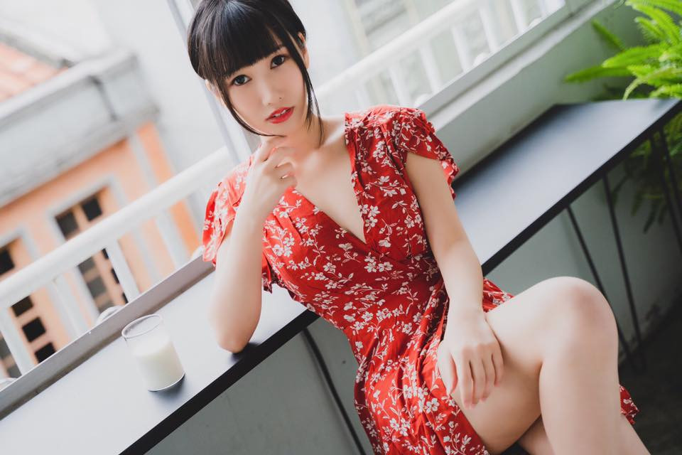 Chiếc váy wrap màu đỏ nổi bật giúp Hựu Hựu khoe làn da trắng mịn và những đường cong thanh xuân bắt mắt.