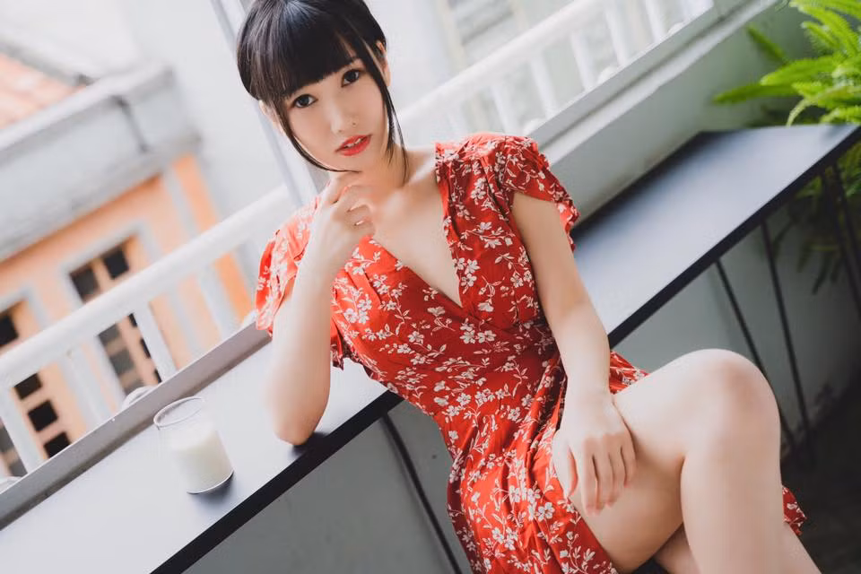 Chiếc váy wrap màu đỏ nổi bật giúp Hựu Hựu khoe làn da trắng mịn và những đường cong thanh xuân bắt mắt.