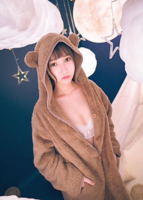 Nhiều người chỉ trích Hựu Hựu, cho rằng cô nàng tạo dáng phản cảm, cố tình diện đồ hở hang, làm ô uế bộ đồng phục nữ sinh.