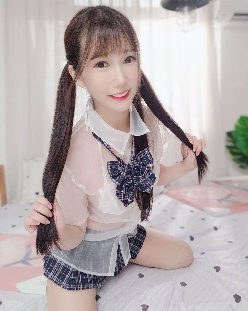 Mới đây, Hựu Hựu đăng tải những hình ảnh tạo dáng trong bộ đồng phục nữ sinh, gây xôn xao dư luận.