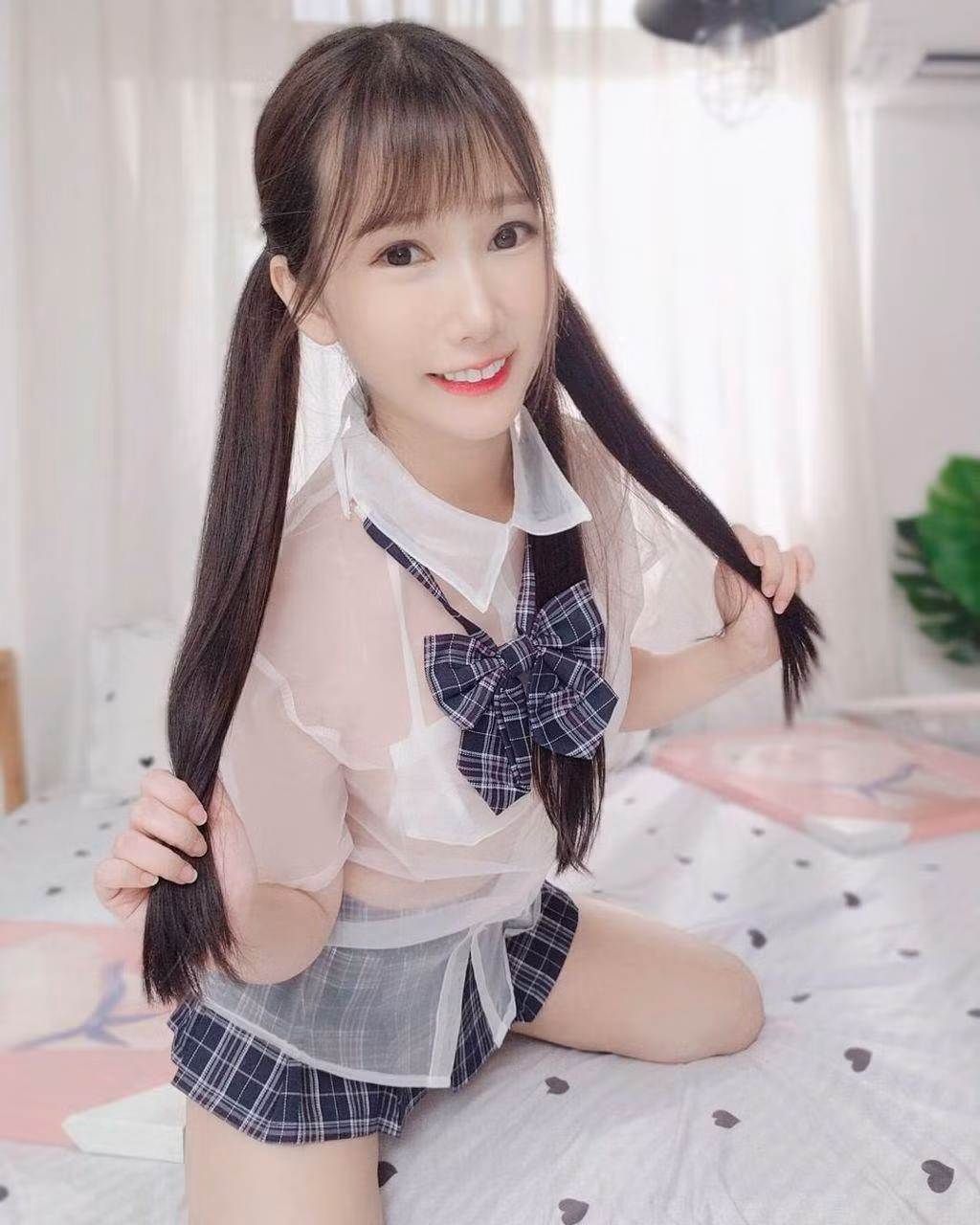 Mới đây, Hựu Hựu đăng tải những hình ảnh tạo dáng trong bộ đồng phục nữ sinh, gây xôn xao dư luận.