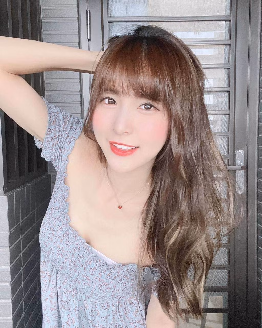 Mạnh Khiết là một trong những hot girl tham gia vào lĩnh vực thể thao cực hot ở Đài Loan. Sở hữu khuôn mặt xinh đẹp như thần tượng, thân hình cân đối, hot girl còn được mệnh danh là "nữ thần".