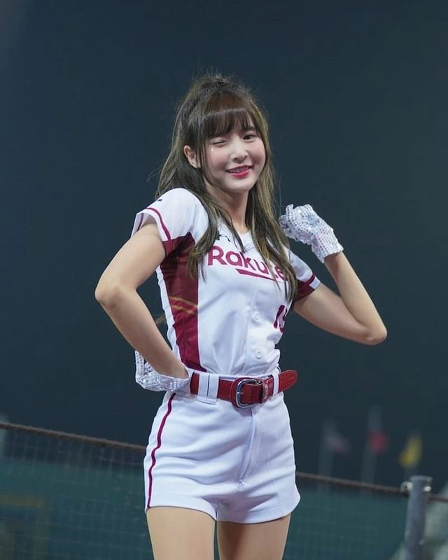 Hình ảnh Mạnh Khiết trong đồng phục cổ vũ được các fan khen ngợi không ngớt.