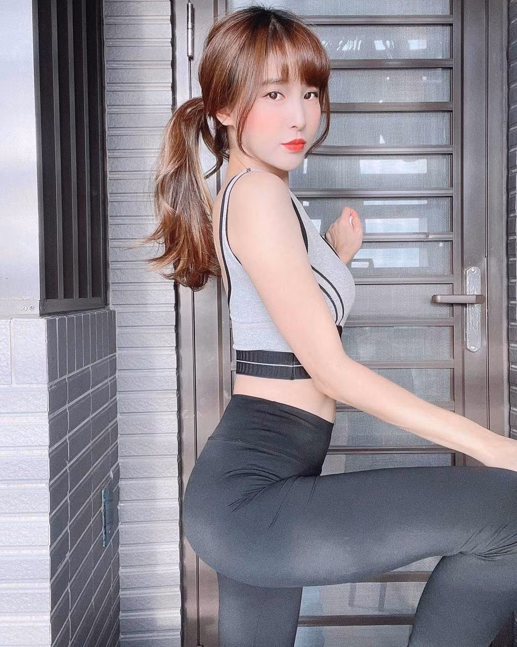 Trong loạt ảnh này, Mạnh Khiết khoe trọn thân hình săn chắc, thon thả, chứng minh cô nàng vẫn rất chăm chỉ tập luyện khi nghỉ dịch ở nhà.