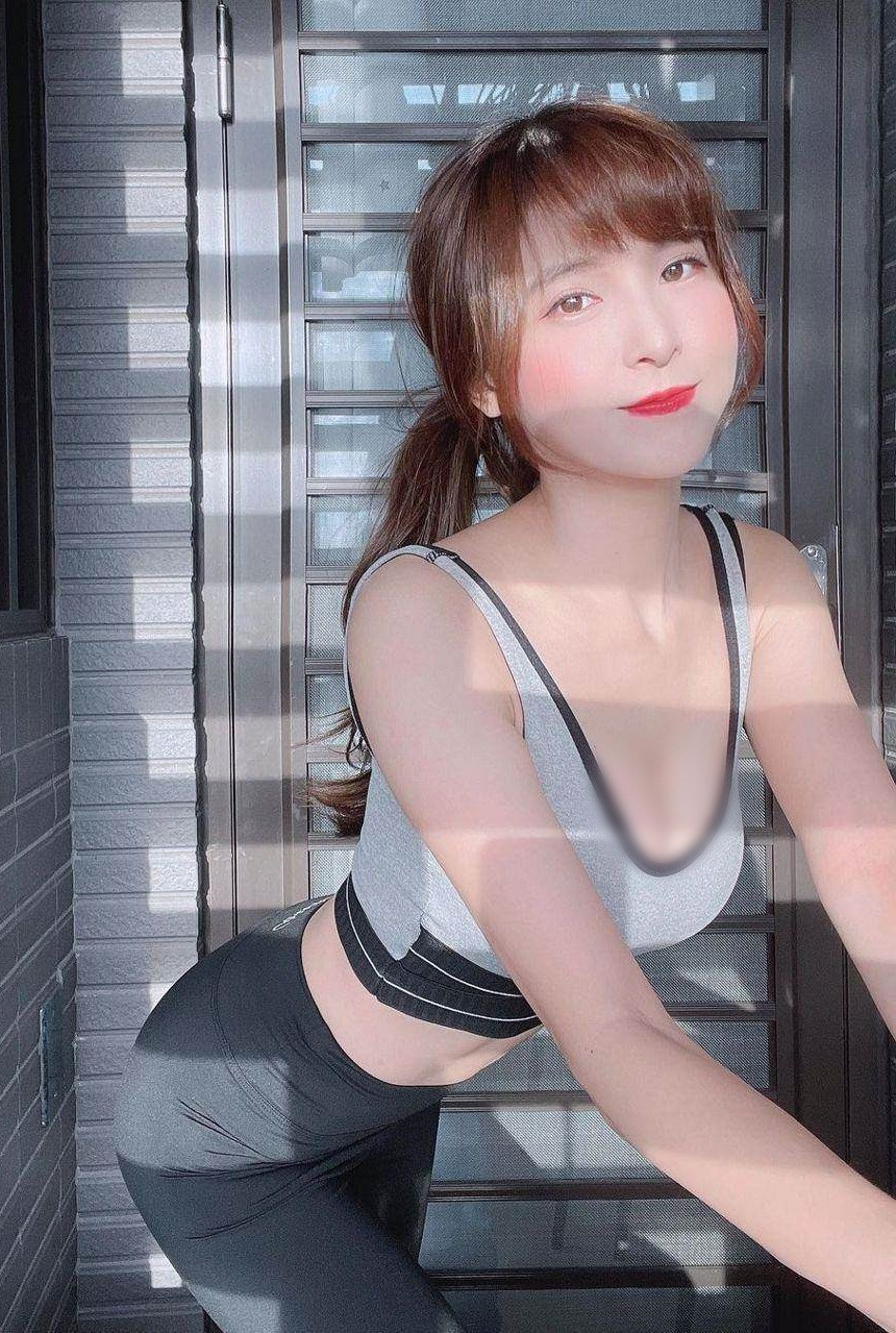 Mạnh Khiết đã trả lời bằng loạt ảnh diện đồ tập siêu long lanh.