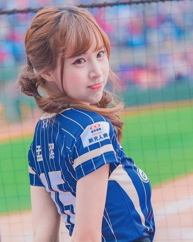 Cái bĩu môi "thương hiệu" của Mạnh Khiết khiến nhiều người nhớ thương.