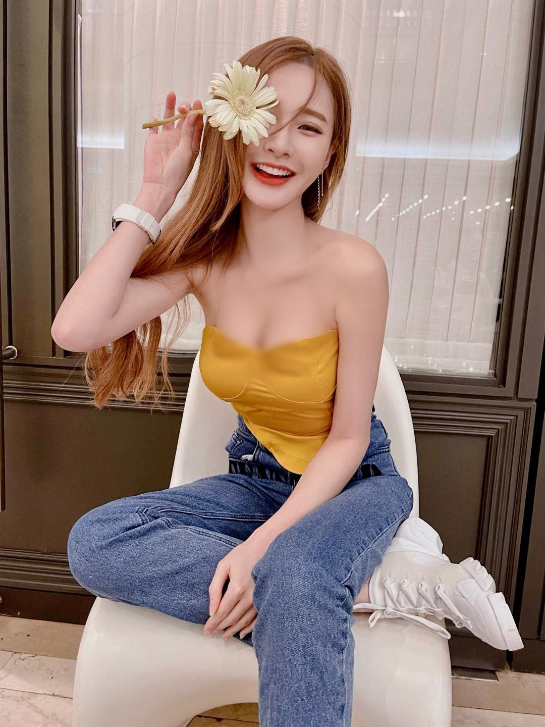 Bờ vai thanh mảnh, khuôn ngực đầy đặn, nữ diễn viên diện áo quây cúp ngực cực đẹp.