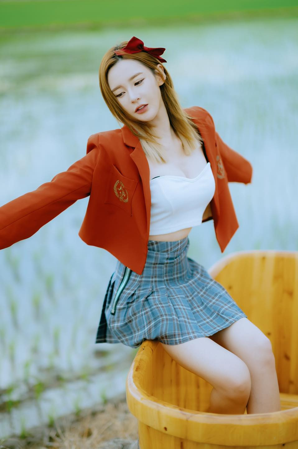 Với nhiều cô gái trẻ, Hoàng Thi Kỳ chính là hình mẫu lý tưởng của họ. Cô nàng đẹp dịu dàng trong những set đồ nữ tính.