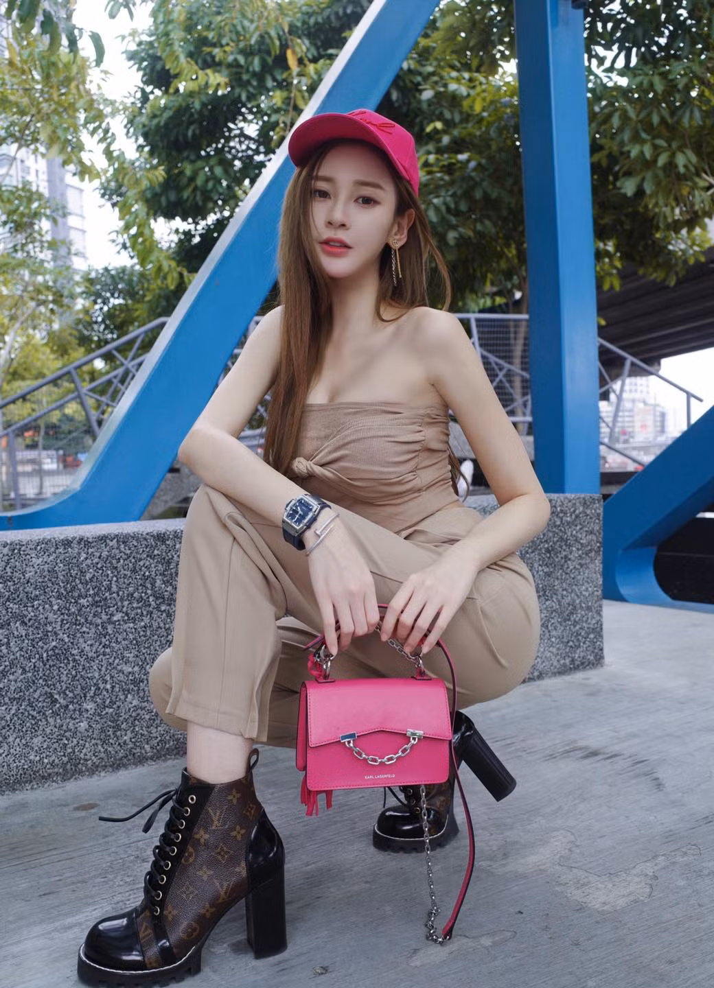 Được mệnh danh là Angela Baby của Malaysia, nữ diễn viên/ hot girl thể thao Hoàng Thi Kỳ nổi tiếng với khuôn mặt xinh đẹp thanh tú, vòng một siêu đầy đặn và phong cách thời trang nổi bật.