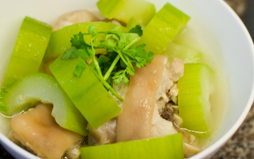 Bí xanh cũng có tác dụng tăng cường hệ miễn dịch, cụ thể là hỗ trợ kích thích sản xuất các tế bào bạch cầu, ức chế sự tác động của các gốc tự do và ngăn ngừa các tế bào khỏe mạnh bị đột biến, dẫn đến hệ miễn dịch được tốt hơn.