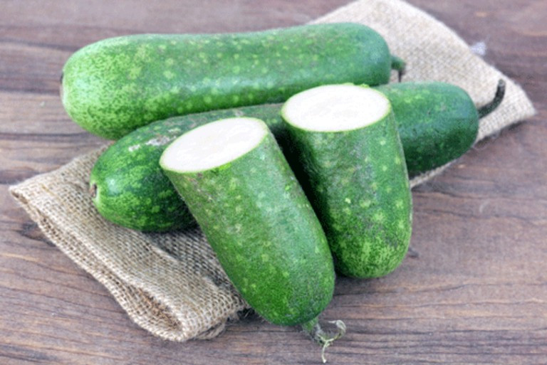 Bí xanh có lượng calo thấp, chỉ 11kcal trên 100g, thấp hơn 27% so với dưa chuột. Hơn nữa, hàm lượng vitamin C của bí xanh tương đối cao, 18mg/100g, gấp đôi dưa chuột và gần bằng cà chua.