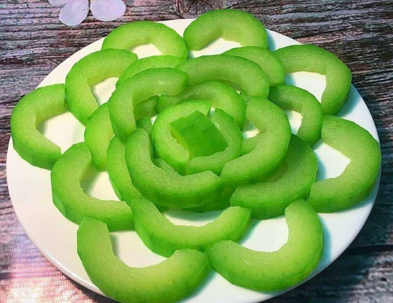 Có nhiều cách chế biến bí xanh, nhưng đa số những người giảm cân sẽ lựa chọn các luộc. Một số khác thì sẽ chọn xào hoặc nấu canh.