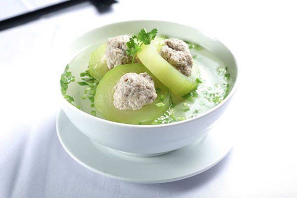 Người cầu kỳ hơn sẽ làm bí xanh nhồi thịt, món nào cũng ngon và không dễ ngán, rất dễ ăn trong mùa hè.