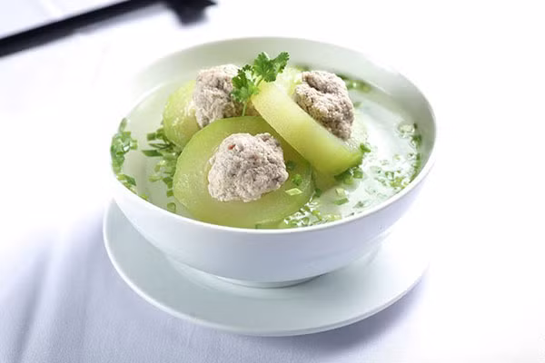 Người cầu kỳ hơn sẽ làm bí xanh nhồi thịt, món nào cũng ngon và không dễ ngán, rất dễ ăn trong mùa hè.