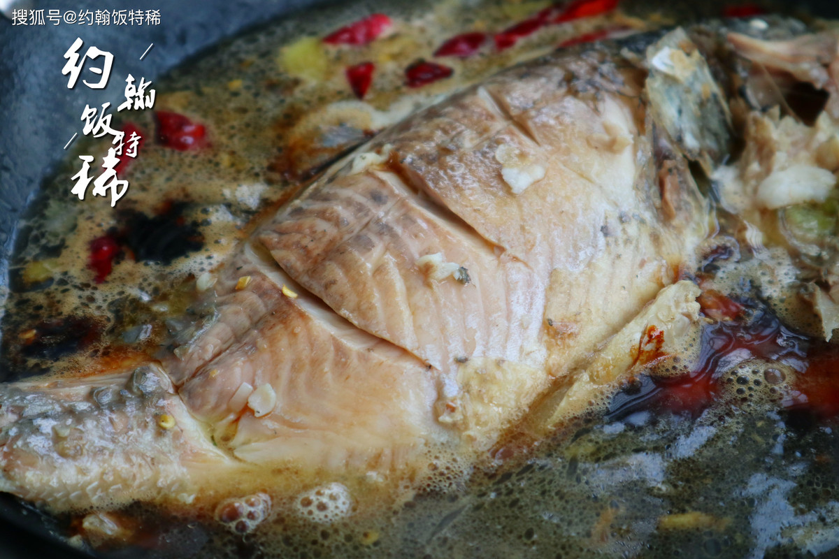 Thêm 2 thìa nước tương nhạt, nửa thìa nước tương đậm, vài viên đường phèn, một thìa muối, đậy vung đun nhỏ lửa trong 3 phút.