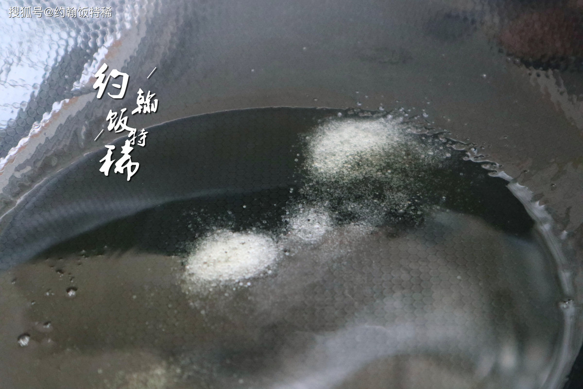 4: - Đun nóng chảo, cho dầu vào, nếu có mỡ lợn ở nhà thì dùng mỡ thơm hơn. Khi dầu nóng thì cho một chút muối, sau đó cho cá rô phi vào, chiên sơ trên lửa vừa đến nhỏ rồi lật mặt cá.