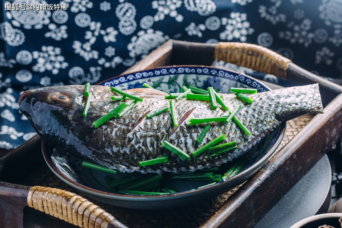 Hôm nay giới thiệu với mọi người món cá rô phi sốt ớt ngon tuyệt lại vô cùng đưa cơm, ăn một lần sẽ nhớ mãi. Nguyên liệu cần có: 600 gram cá rô phi, muối, rượu nấu ăn, gừng thái chỉ, ớt xanh và ớt đỏ, ớt khô, nước tương nhạt, nước tương đen, đường phèn, dầu ăn.