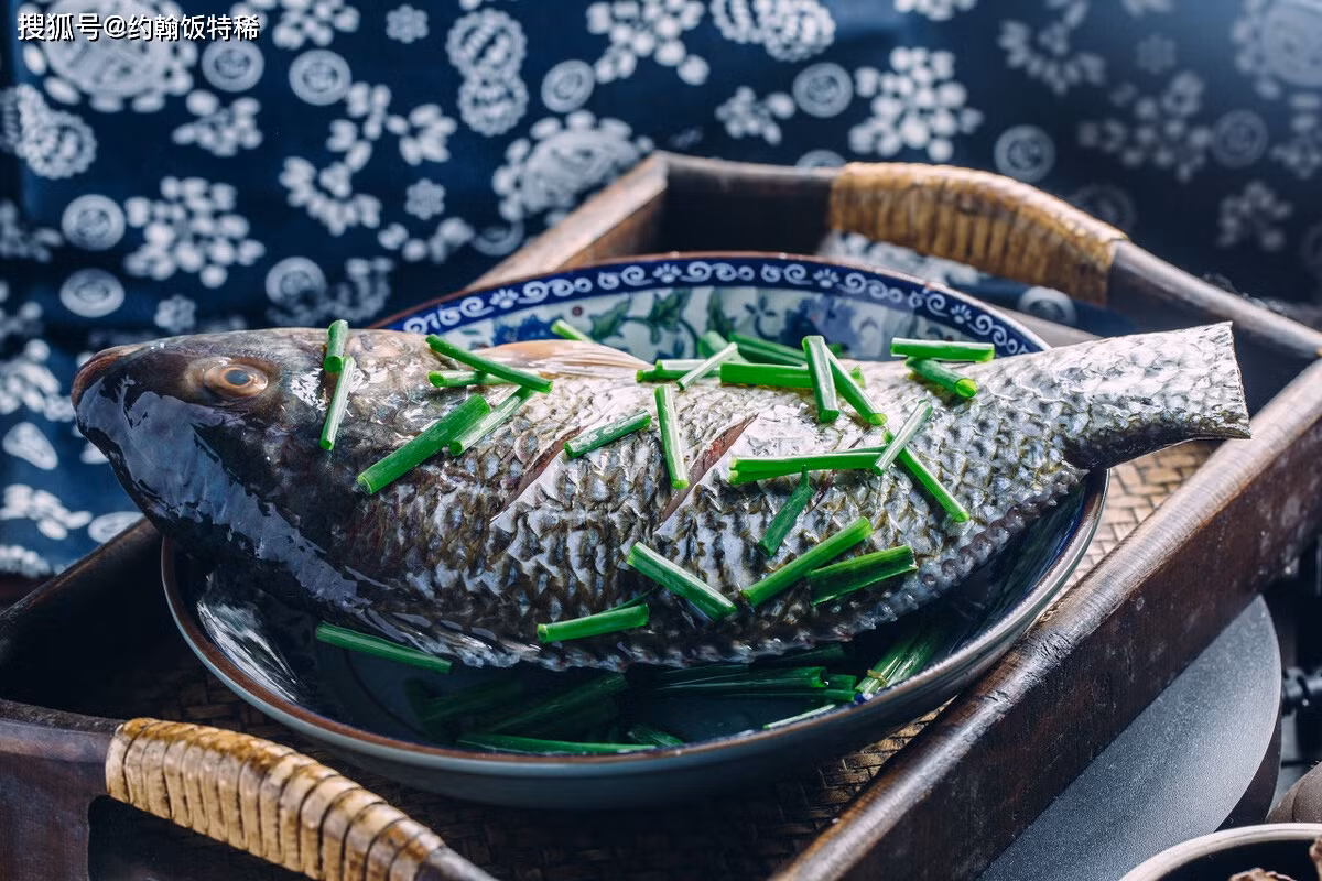 Hôm nay giới thiệu với mọi người món cá rô phi sốt ớt ngon tuyệt lại vô cùng đưa cơm, ăn một lần sẽ nhớ mãi. Nguyên liệu cần có: 600 gram cá rô phi, muối, rượu nấu ăn, gừng thái chỉ, ớt xanh và ớt đỏ, ớt khô, nước tương nhạt, nước tương đen, đường phèn, dầu ăn.