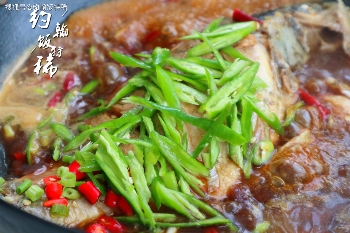 6 - Sau đó lật mặt cá, cho ớt xanh và đỏ vào, đậy vung đun nhỏ lửa trong 1 phút, cuối cùng đun trên lửa lớn, sôi là bắc ra khỏi bếp.