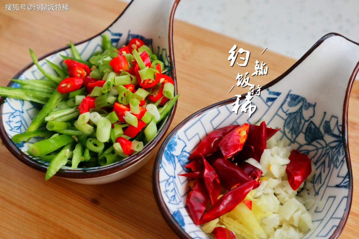 3 - Băm nhỏ ớt xanh và ớt đỏ để dùng sau, sau đó chuẩn bị vài lát gừng, tỏi và ớt khô.