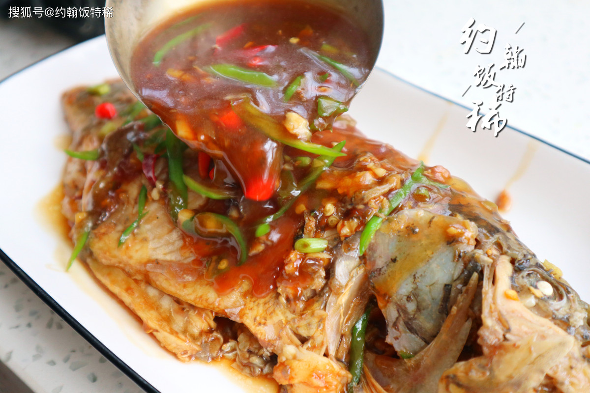 Món cá rô phi sốt ớt đã sẵn sàng, cá rô phi làm theo cách này rất tươi ngon, không bị tanh lại ngọt thịt, thơm mềm, ăn cực đưa cơm.