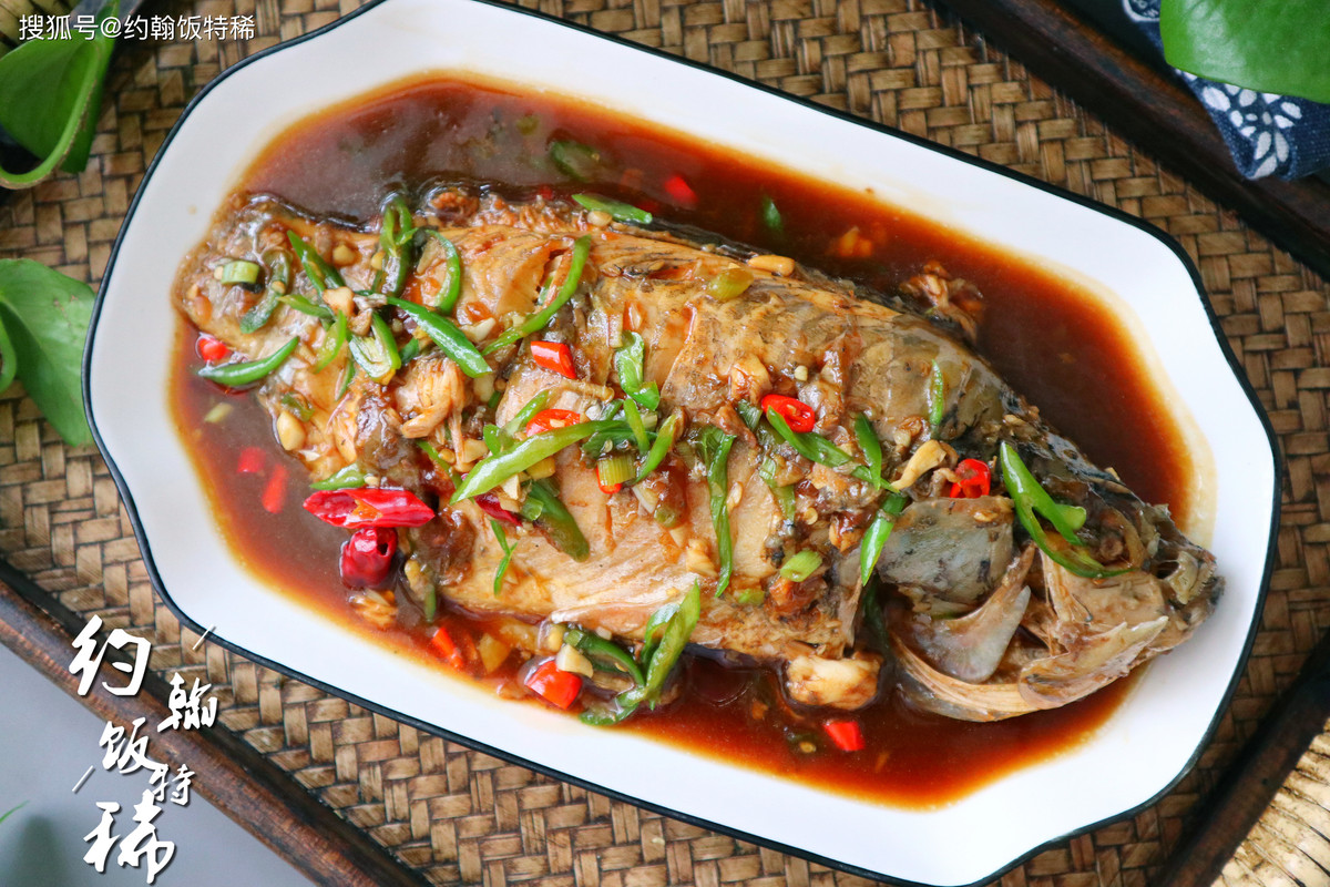 Mặc dù mùa hè nên ăn ít chất béo và nhạt, nhưng không thể thiếu các chất bổ sung dinh dưỡng hàng ngày. Thịt vẫn phải ăn nhưng chúng ta cố gắng không chọn cách chế biến chiên hay rán. Các phương pháp nấu ăn hợp lý sẽ hữu ích cho sức khỏe hơn, chẳng hạn như hấp, hầm và om.