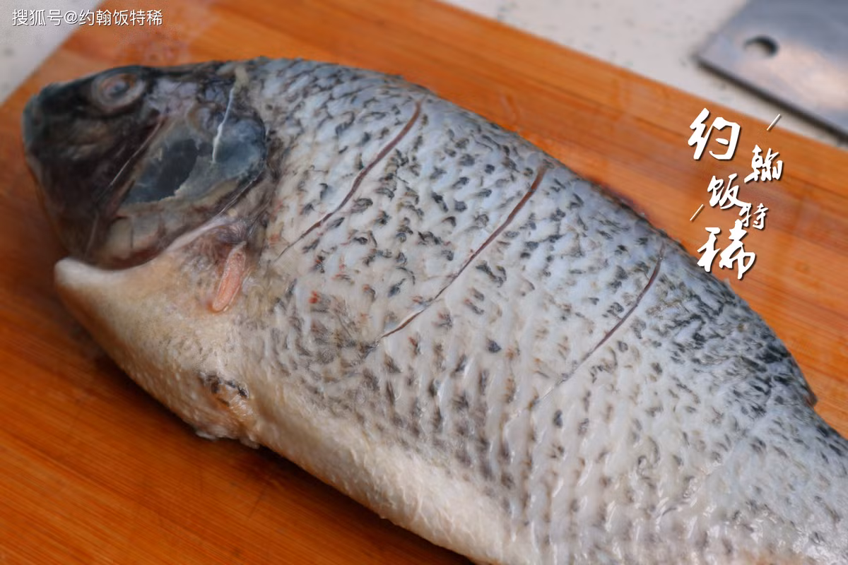 1 - Cá rô phi làm sạch, rửa sạch phần màng đen trên bụng, nếu không sẽ để lại mùi tanh nhiều, khía hai bên mình cá, khi ướp gia vị sẽ rất tiện lợi, nhưng không được khía quá sâu, nếu không sẽ dễ bị nát.