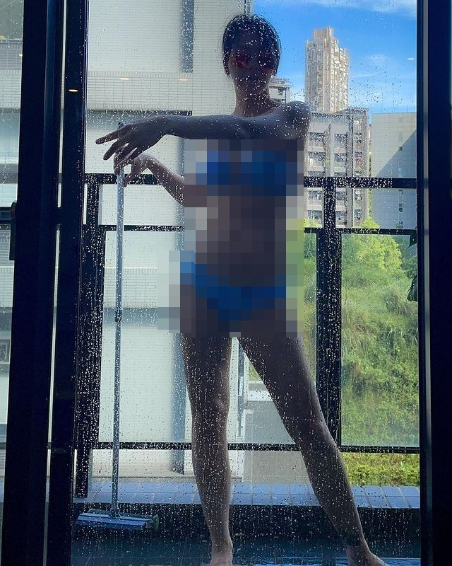 Mới đây, Lưu Vũ Nhu đăng tải loạt ảnh cô nàng ở nhà dọn dẹp ban công, lau cửa sổ, thu hút đông đảo sự quan tâm, chú ý của cư dân mạng.