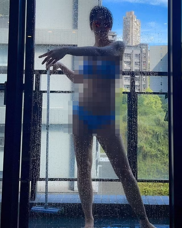 Mới đây, Lưu Vũ Nhu đăng tải loạt ảnh cô nàng ở nhà dọn dẹp ban công, lau cửa sổ, thu hút đông đảo sự quan tâm, chú ý của cư dân mạng.